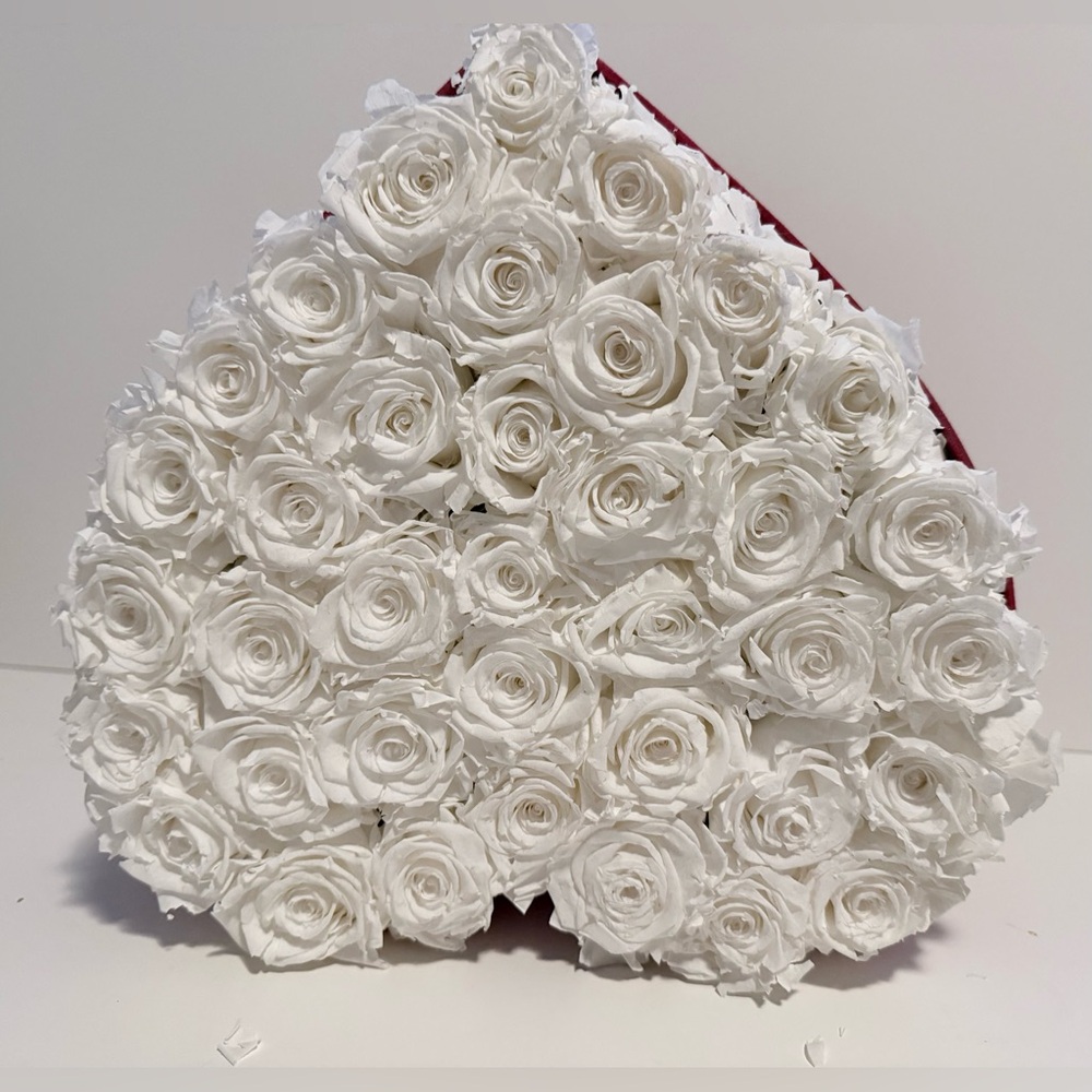 Venus Et Fleur Large Heart-Shaped Box with 36 Eternity White Roses - Picture 7 of 16